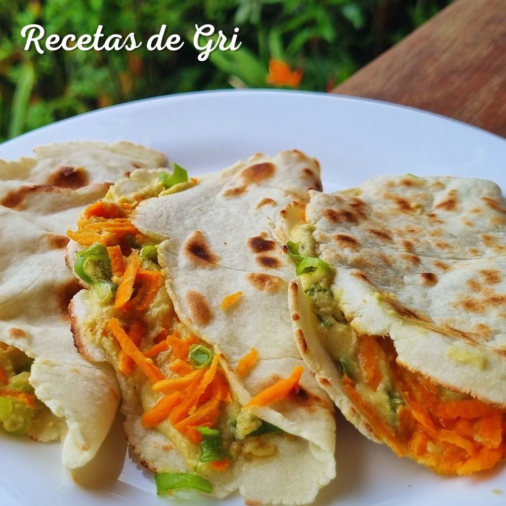 tortillas sin gluten acompañadas de hummus casero